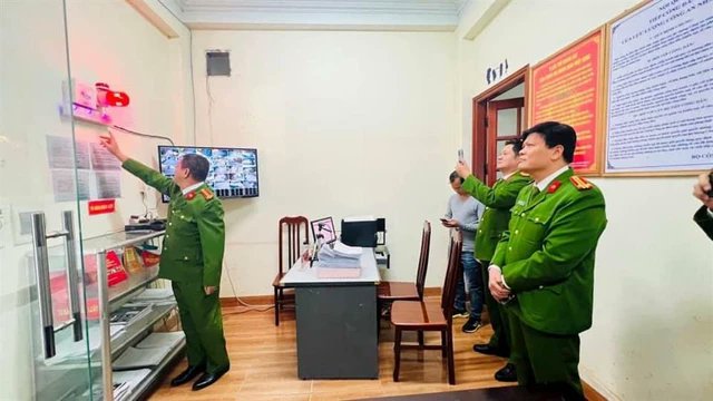 anthonyree97191's tweet photo. Hà Nội: Triển khai lắp đặt hệ thống "chuông báo tội phạm" tại ngân hàng, tiệm vàng
Công an quận Hà Đông (Hà Nội) đã triển khai lắp đặt hệ thống ‘chuông báo tội phạm’ tại nhiều cơ sở kinh doanh vàng bạc, đá quý, phòng giao dịch ngân hàng trên địa bàn. https://t.co/72H55fKmJN