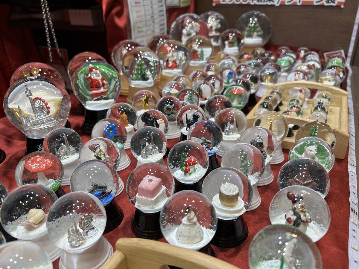 snowdomedream's tweet photo. スノードーム屋さん🥳です。このスノードームの写真をじっくり見て下さい。えっ!?🤯って思うモチーフがあるかも知れません。六本木ヒルズのクリスマスマーケットでお待ちしています🧻。#スノードーム #オーストリア #PERZY #六本木ヒルズ #snowdome #クリスマスマーケット https://t.co/oHJgZLJ3zp
