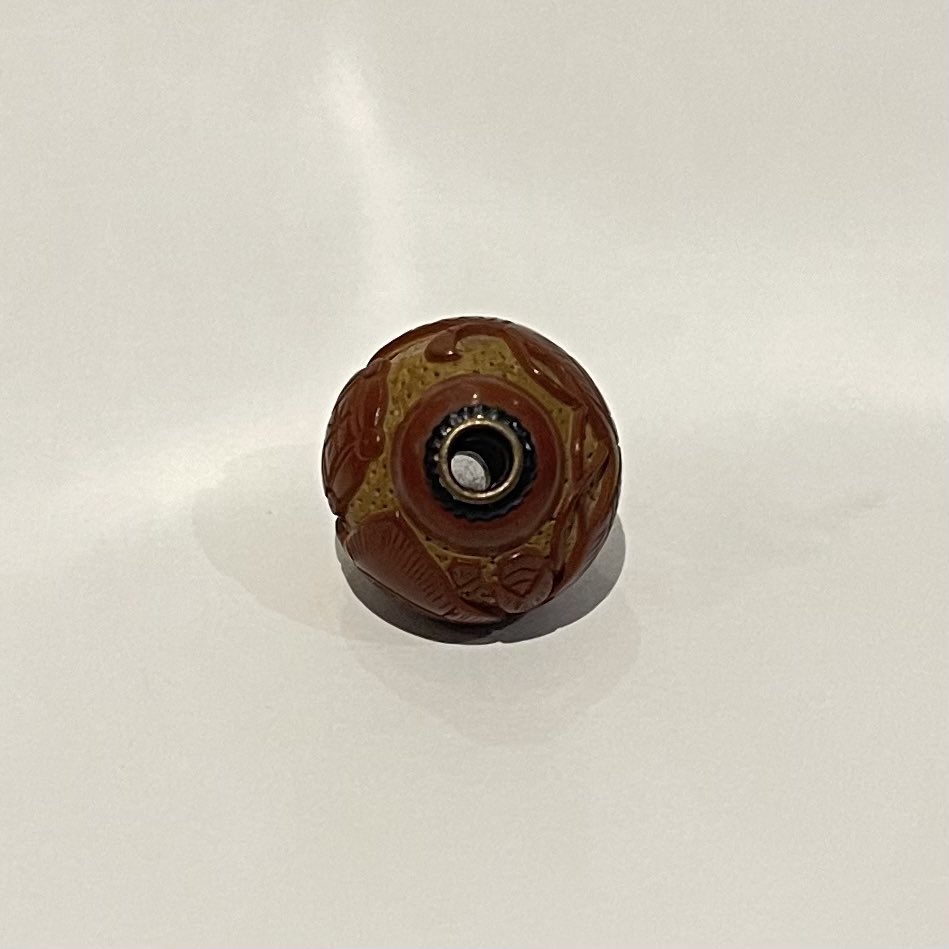 GTB_sword's tweet photo. “宝尽図時代緒締”
19世紀半ばから後半 幕末~明治、木地漆
吉祥模様の宝尽くし文が朱漆に彫り込まれています。素地は木です。
日本では赤いものを身に着けると魔除けや疱瘡除けになると信じられていました。
#緒締 #赤 #吉祥文様 #宝尽くし文 #朱漆 #魔除け #疱瘡除け #ojime #red #lacquer https://t.co/oVkoFFis3t