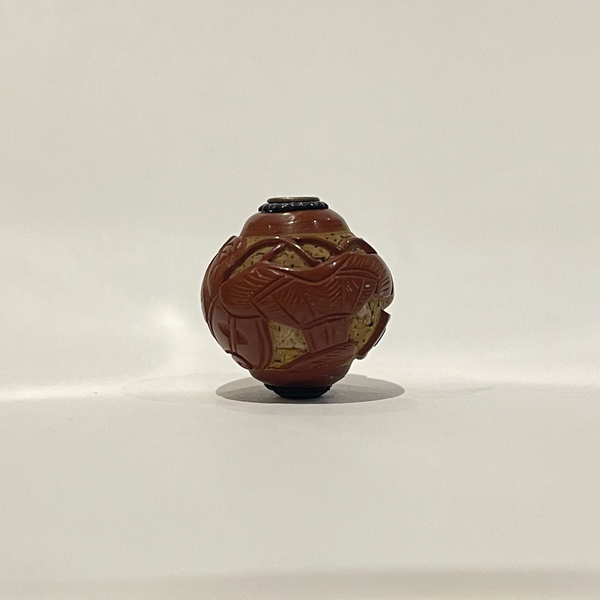 GTB_sword's tweet photo. “宝尽図時代緒締”
19世紀半ばから後半 幕末~明治、木地漆
吉祥模様の宝尽くし文が朱漆に彫り込まれています。素地は木です。
日本では赤いものを身に着けると魔除けや疱瘡除けになると信じられていました。
#緒締 #赤 #吉祥文様 #宝尽くし文 #朱漆 #魔除け #疱瘡除け #ojime #red #lacquer https://t.co/oVkoFFis3t
