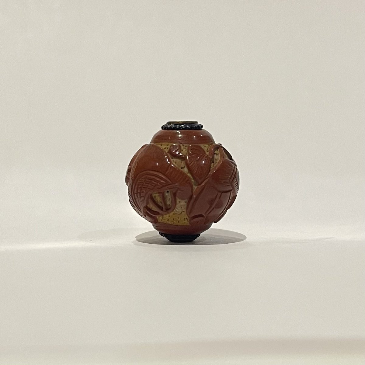 GTB_sword's tweet photo. “宝尽図時代緒締”
19世紀半ばから後半 幕末~明治、木地漆
吉祥模様の宝尽くし文が朱漆に彫り込まれています。素地は木です。
日本では赤いものを身に着けると魔除けや疱瘡除けになると信じられていました。
#緒締 #赤 #吉祥文様 #宝尽くし文 #朱漆 #魔除け #疱瘡除け #ojime #red #lacquer https://t.co/oVkoFFis3t