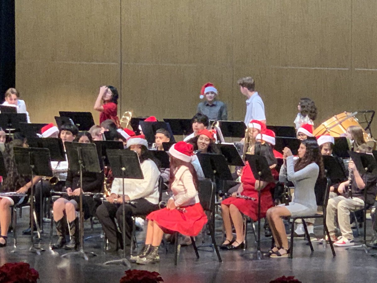 MsFloresUSHist's tweet image. Last post: Band did a great job at their Winter Concert โ๏ธ