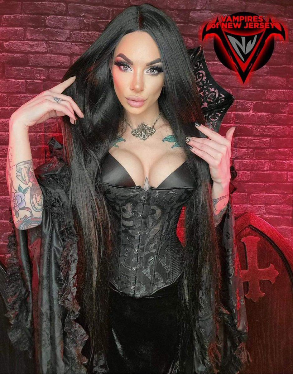 🧛🏻‍♀️🤍🩸 Hey!!!! I have a new comic cover coming out!!! kickstarter.com/projects/vampi…