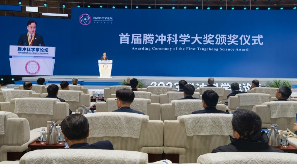 Tim58821887's tweet photo. Dennis Lo, winner of the inaugural Tengchong Science Award, delivers a speech at 2023 Tengchong Scientists Forum. Luo Caiwen/CGTN #Tengchongscientistsforum, #scientistsforum, #Tengchong https://t.co/bEBkA6nZGA