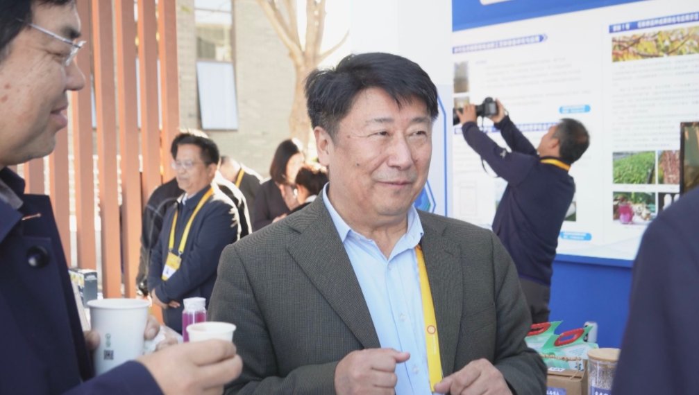 Tim58821887's tweet photo. Liu Chunming, a Chinese agricultural scientist, introduces a new variety of rice his team has researched to event participants. Luo Caiwen/CGTN #Tengchongscientistsforum, #scientistsforum, #Tengchong https://t.co/mYRWixx89o