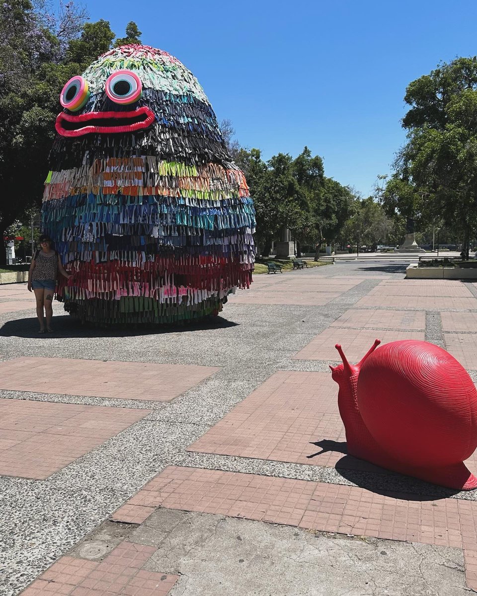 ¡Llegó lento pero seguro! En el último día del #HechoEnCasaFest, un viejo amigo nuestro vino a ver las obras de este año. Se trata de Caracolo 🐌, este simpático gastrópodo obra del colectivo @crackingart, originario de Italia, que ha viajado por diversas partes del mundo 🌎