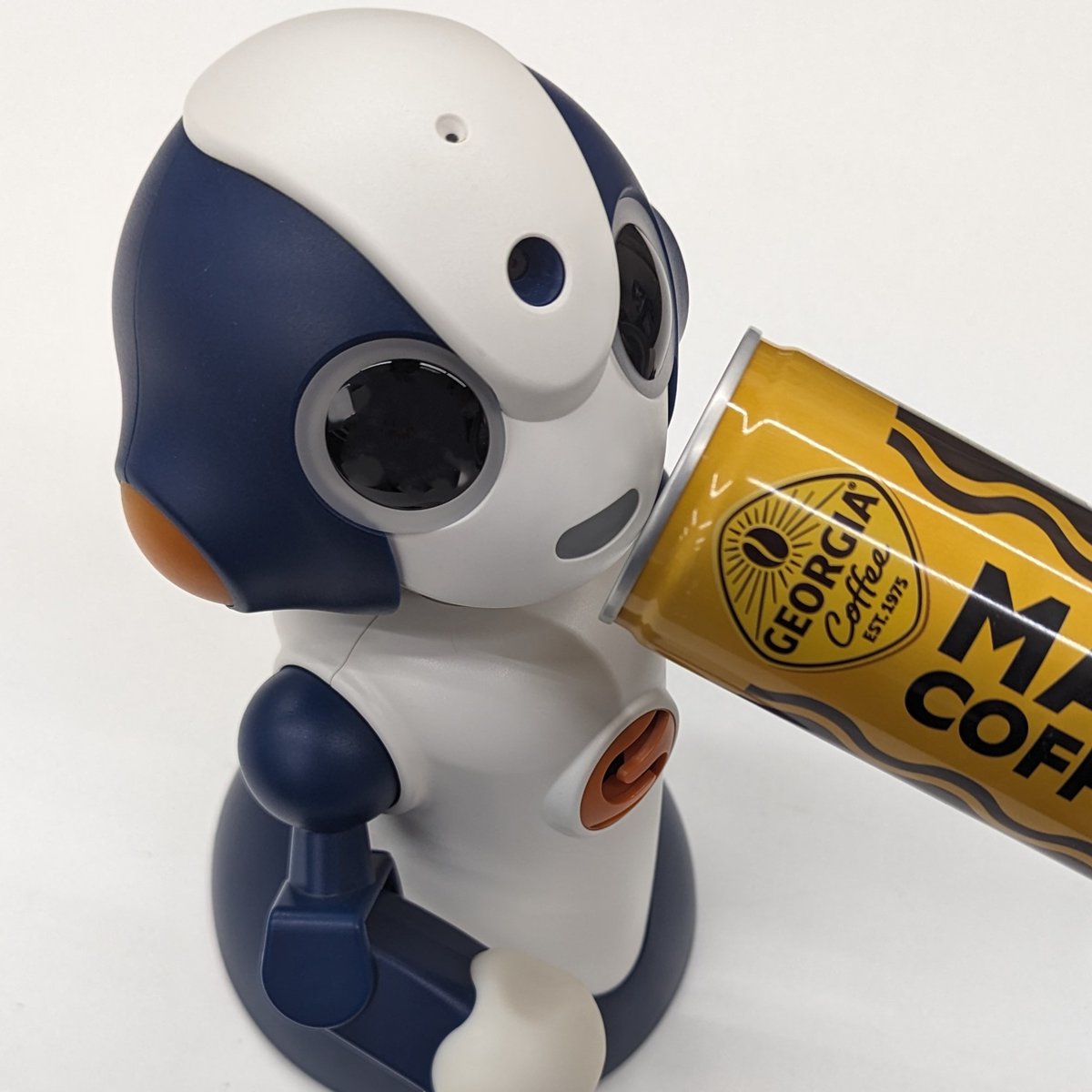 robot_shop's tweet image. こ、この黄色い缶は…！？
ということで伝説の激アマコーヒーが会社最寄り駅の自販機にありました。
大阪ではしばらく姿を確認できてなかったんですが、まさかそんなところで買えるようになるとは…
#Sota #ROBOTSHOP #魔剤 #エナドリではない #コーヒー #甘い #練乳 #マッ缶 #マックスコーヒー