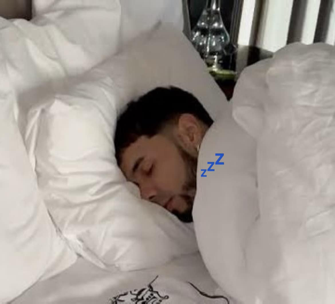 legendanuel's tweet photo. Yo reaccionando a FN8, la mejor tiraera de Arcangel, PERO PARA DORMIR 🤣🤣🤣😂💤 https://t.co/dQP7hoXq5B
