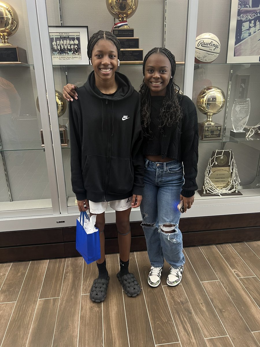 Got to support my AAU teammate/friend this weekend and celebrate her birthday!🎂💪🏾🏀 <a href="/kaycie_hanks/">Kaycie Hanks</a> #coozelite#hoopHers