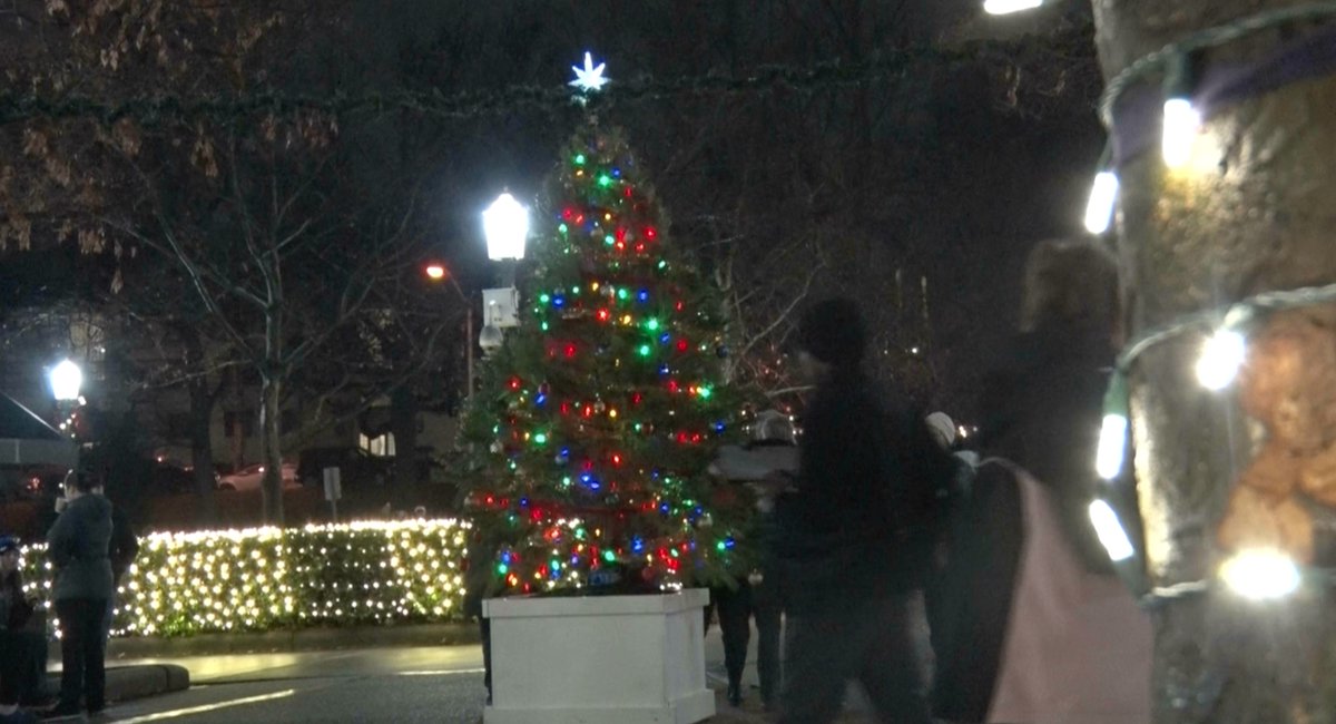 cavitireland_'s tweet photo. More behind the scenes shots from the Greenbelt Christmas Tree Lighting at the Roosevelt Center. #j262a https://t.co/EcOxHsaJ9v