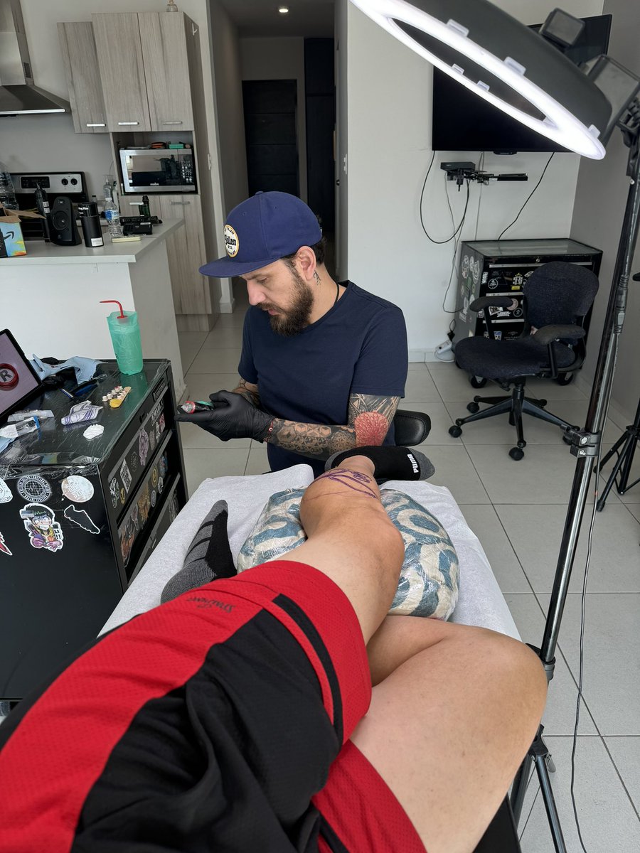 DrBrandCR's tweet photo. Ayer quedó plasmado en mi chamorro izquierdo el concepto de ser “El Doctor de las Marcas” la “R” de Marca Registrada. https://t.co/9mu3eScbHN