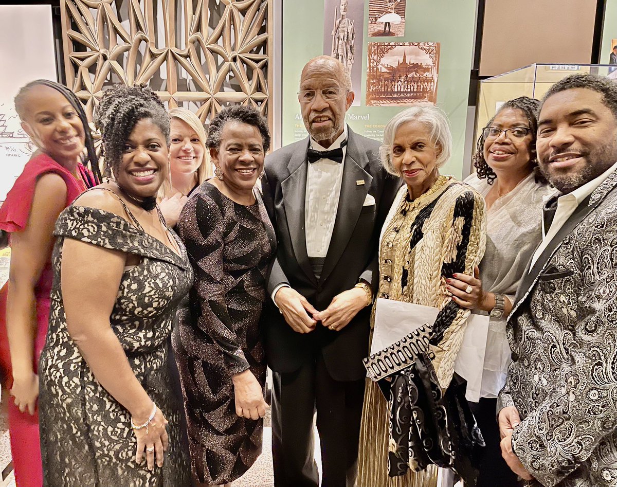 Photo op with LeCount Davis, CFP®️, his beautiful wife and my #LPL 
colleagues

#financialplanning
#CFPPro
#ImagineCFP50 
<a href="/QuadASocial/">Association of African-American Financial Advisors</a>