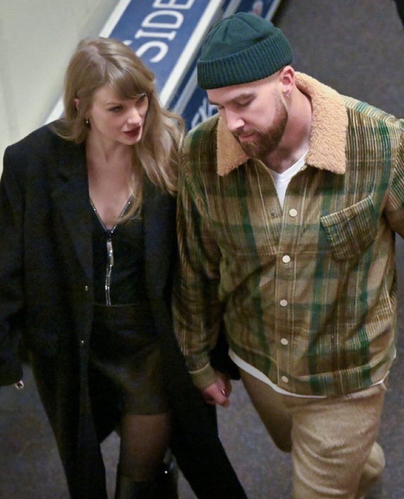 updateswiftbr's tweet photo. 🚨 Taylor Swift e Travis Kelce deixando o jogo dos Chiefs juntos. https://t.co/koN7nwm7kO
