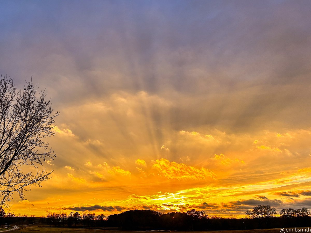 jenn_b_smith's tweet photo. @spann Sunday Sunset. #farmlifebestlife https://t.co/ikcbsLa31l