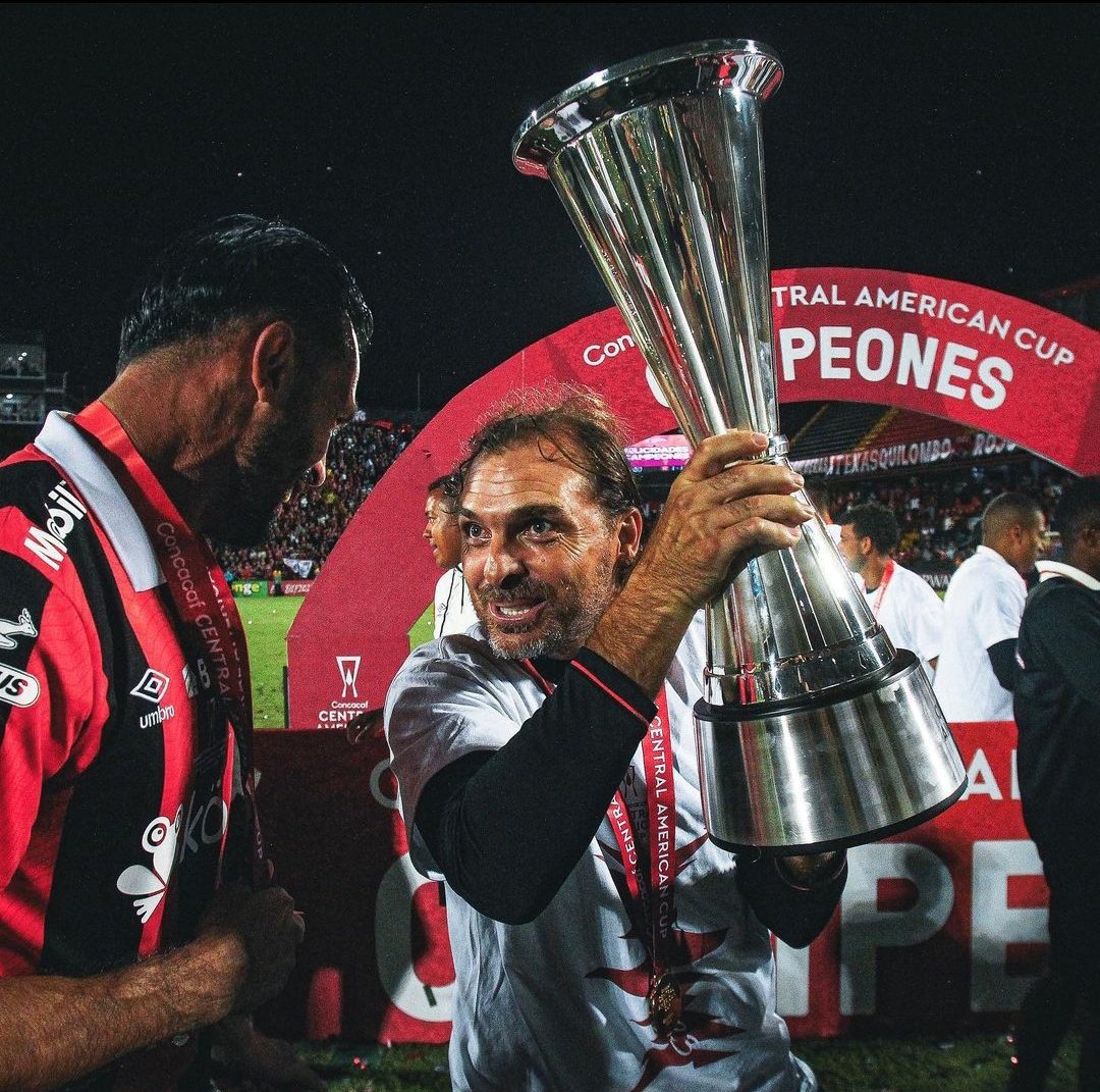 Con el hasta el final, yo sé que cómete errores y que falta mucho por mejorar, pero nunca vamos a encontrar un entrenador con tanta garra y amor al club. Tiempo al tiempo por que este hombre va a escribir su nombre en oro en la historia de LDA

En su barco hasta el final🦁❤️🖤