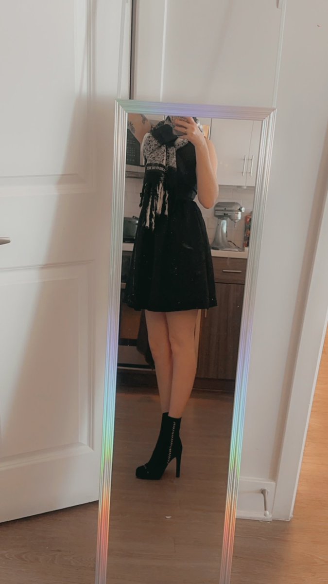 HarleyLinxx's tweet photo. 1 to take it off how much do you like this outfit? 😋 https://t.co/GJ9neELrgR