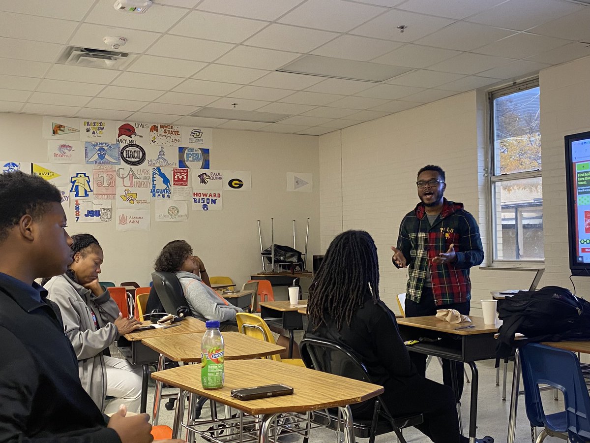 CoachChrisLee2's tweet photo. Our Skyline HS FCA group is growing. Thankful for the time and effort these young people are putting into their spiritual growth! We even have a few adults popping in now :) .... Greater Life Students Chris ChristianMartyr Lee #dallasskylinehighschool #fca #preachJesus https://t.co/PGUFSojyBB