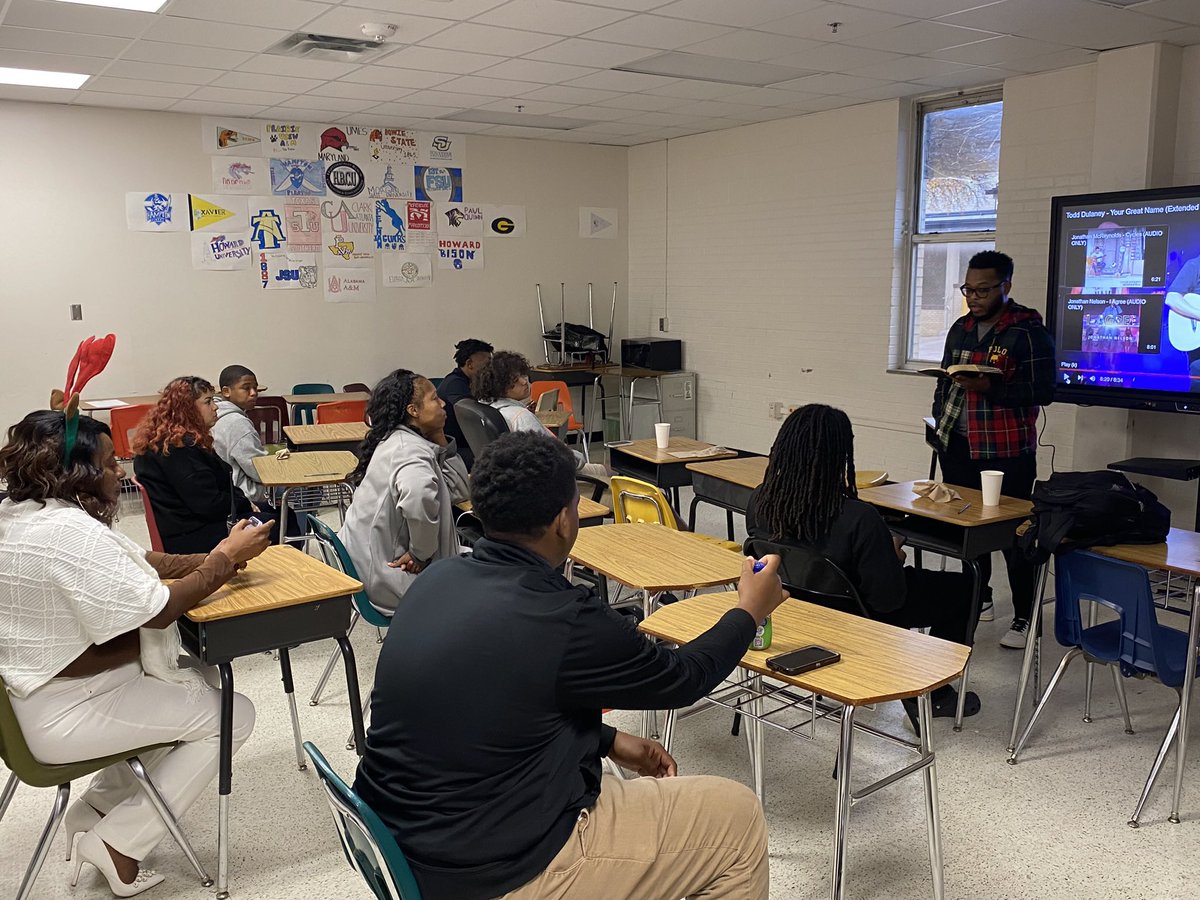 CoachChrisLee2's tweet photo. Our Skyline HS FCA group is growing. Thankful for the time and effort these young people are putting into their spiritual growth! We even have a few adults popping in now :) .... Greater Life Students Chris ChristianMartyr Lee #dallasskylinehighschool #fca #preachJesus https://t.co/PGUFSojyBB
