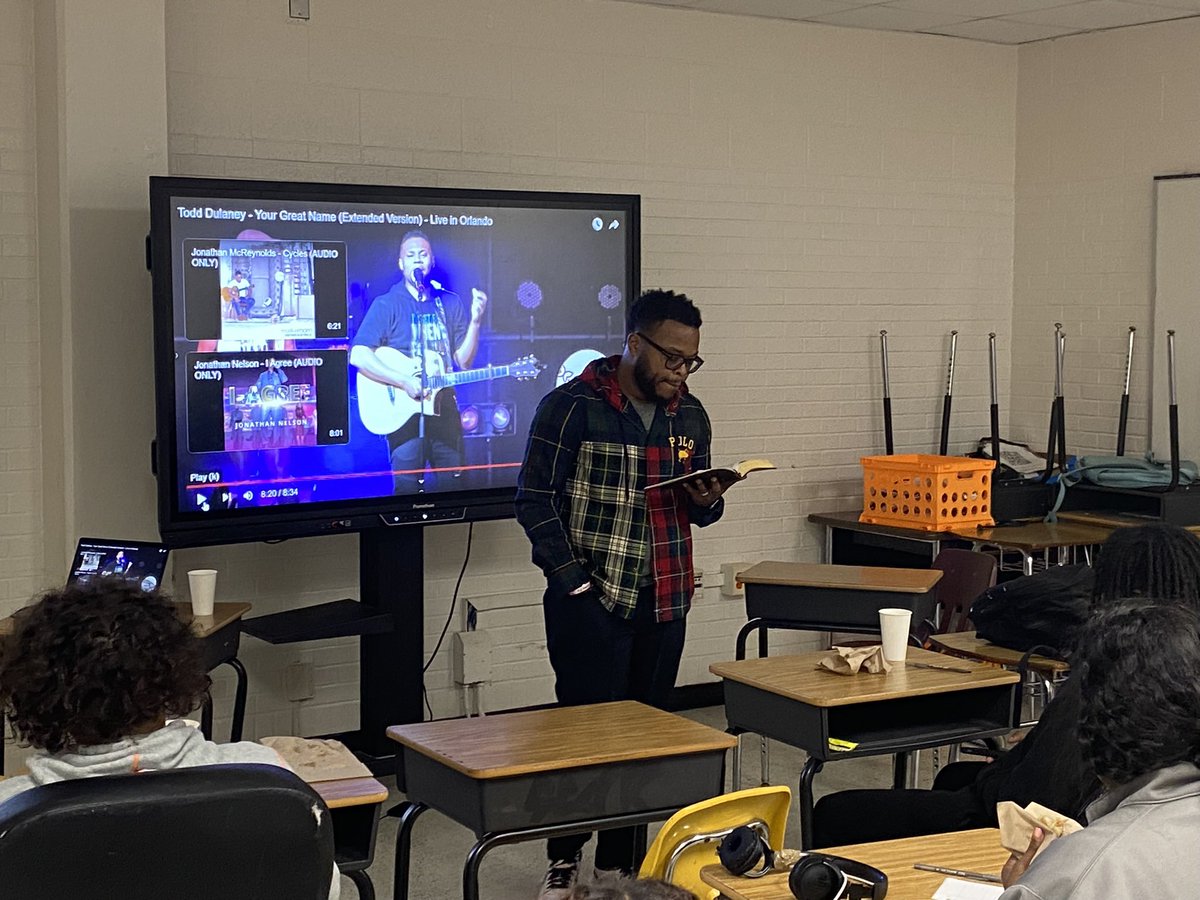CoachChrisLee2's tweet photo. Our Skyline HS FCA group is growing. Thankful for the time and effort these young people are putting into their spiritual growth! We even have a few adults popping in now :) .... Greater Life Students Chris ChristianMartyr Lee #dallasskylinehighschool #fca #preachJesus https://t.co/PGUFSojyBB