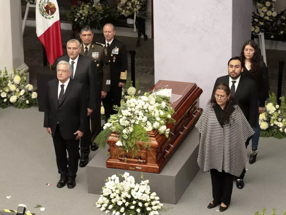 PFifiona's tweet photo. López Obrador encabeza homenaje póstumo a Doña Consuelo Loera, madre del Chapo Guzmán... https://t.co/E12plPXOZK