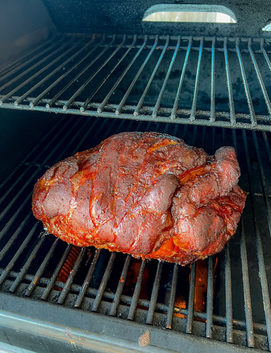 DmacDeere's tweet photo. Ran an all day cook today with a pork butt and the outcome was some of the best pulled pork we’ve ever had! #TurfHeadsGrilling #SmokeFire @MeatChurch https://t.co/NXlnSw8R9n