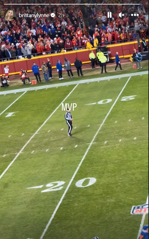 NFL_DovKleiman's tweet photo. Brittany Mahomes, wife of #Chiefs Patrick Mahomes, posted that the refs were the "MVP" in the #Bills game...
https://t.co/PTHXbzHfqY https://t.co/ggKJ3ZuzKh