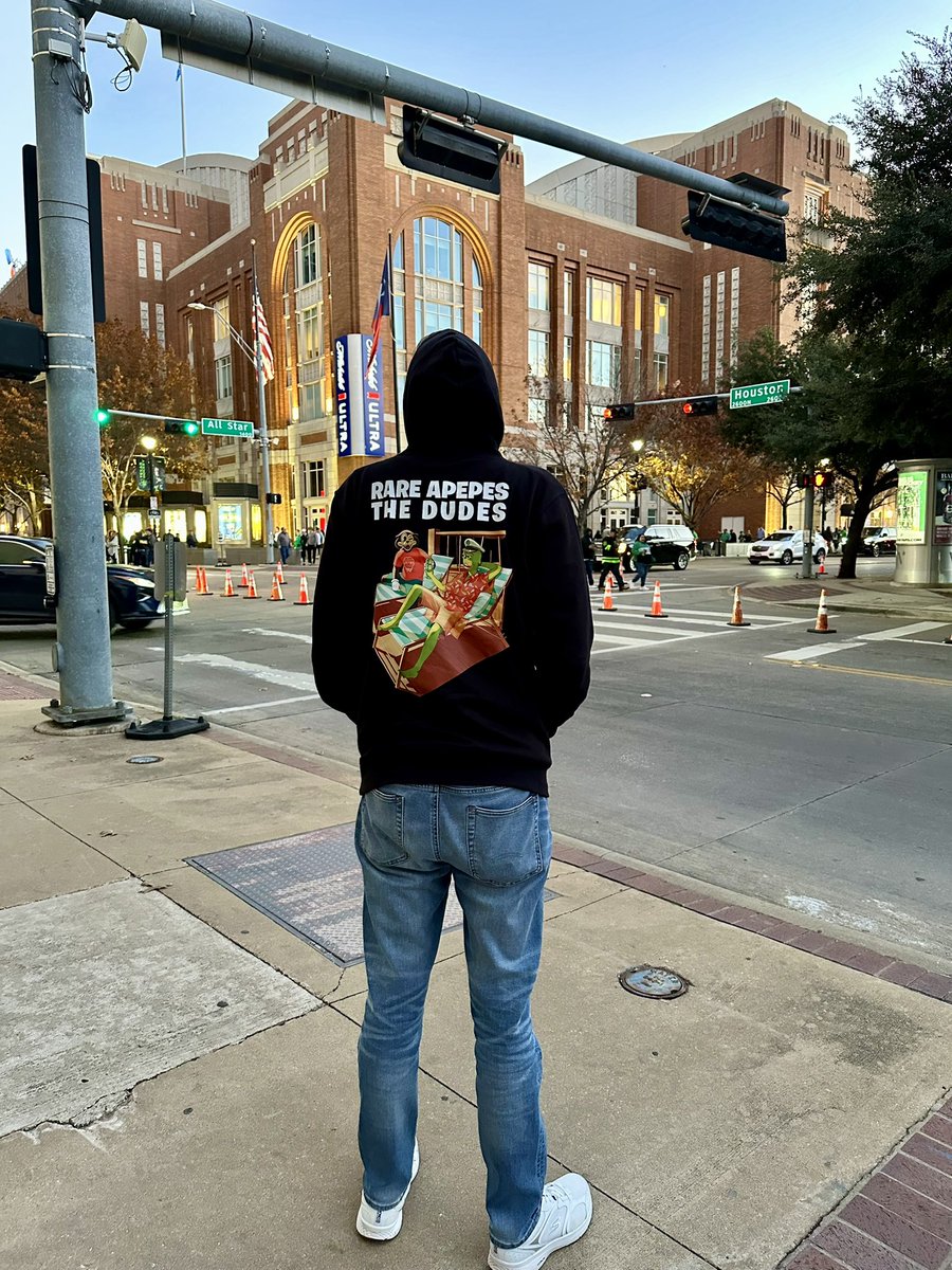 Repping my <a href="/RareApepesNFT/">Rare Apepes</a> merch at the <a href="/DallasStars/">Dallas Stars</a> game yesterday. #RareApepes