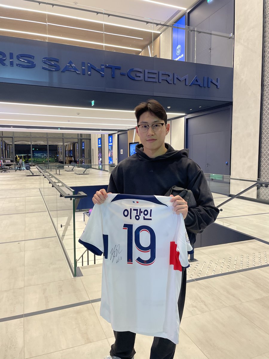 한정판 한글 에디션 #이강인 싸인 유니폼이 기다리고 있습니다! 

두 포스트 모두 참여 시 당첨 될 확률 🆙

❤️ 참여 방법:  
1. <a href="/PSG_KR/">Paris Saint-Germain</a> 팔로우 하기 
2. 좋아요 &amp; 리트윗 하기 
3. 댓글로 친구 2명 이상 태그 하기  

💙이벤트 기간: 12/4 ~ 1/4

많은 참여 부탁드립니다!