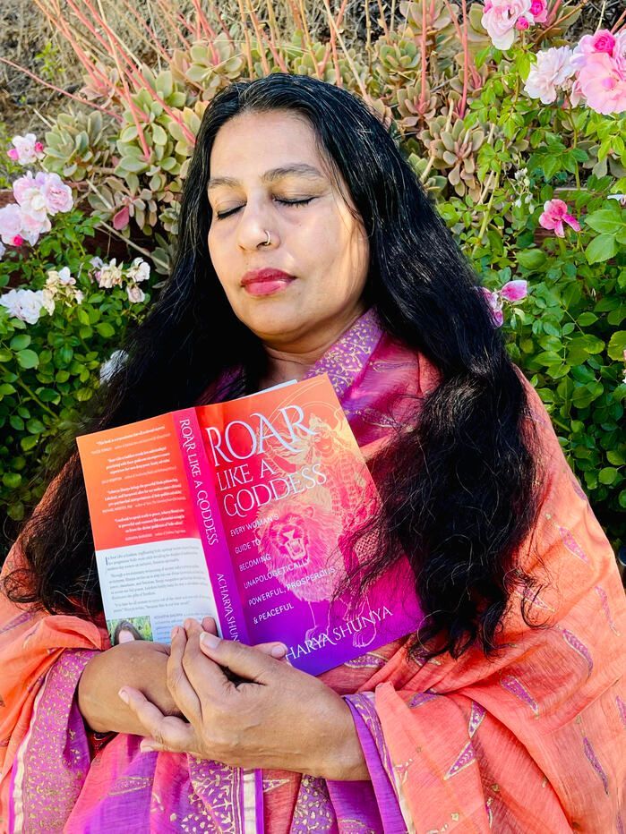 Summoning your #goddess power does not mean that you're docile, avoidant of conflict, or passive. It merely means that you're able to stand up for yourself with a self possession...💗🦁

Learn more in Acharya Shunya's bestselling book, Roar Like A Goddess! 

🎨: @leaandroicart