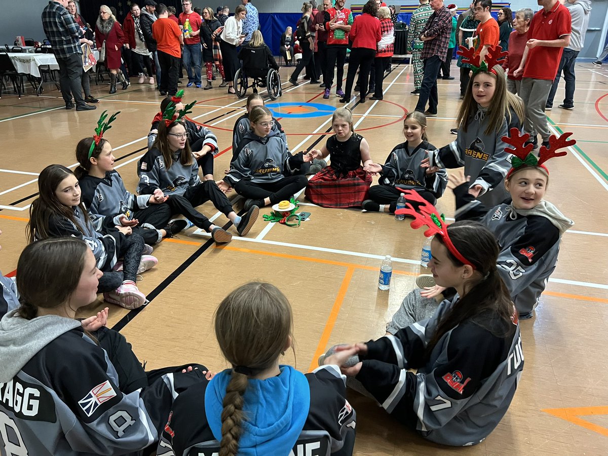 U13AARavens's tweet photo. Nothing but smiling faces all around as the @DJHLnews GU13 Ravens gave a little back this holiday season volunteering at the @SpecialONL Christmas Party.  Showing slick moves both on and off the ice!  #makingmemories #HolidayHelpers https://t.co/KSqTL5bhpB