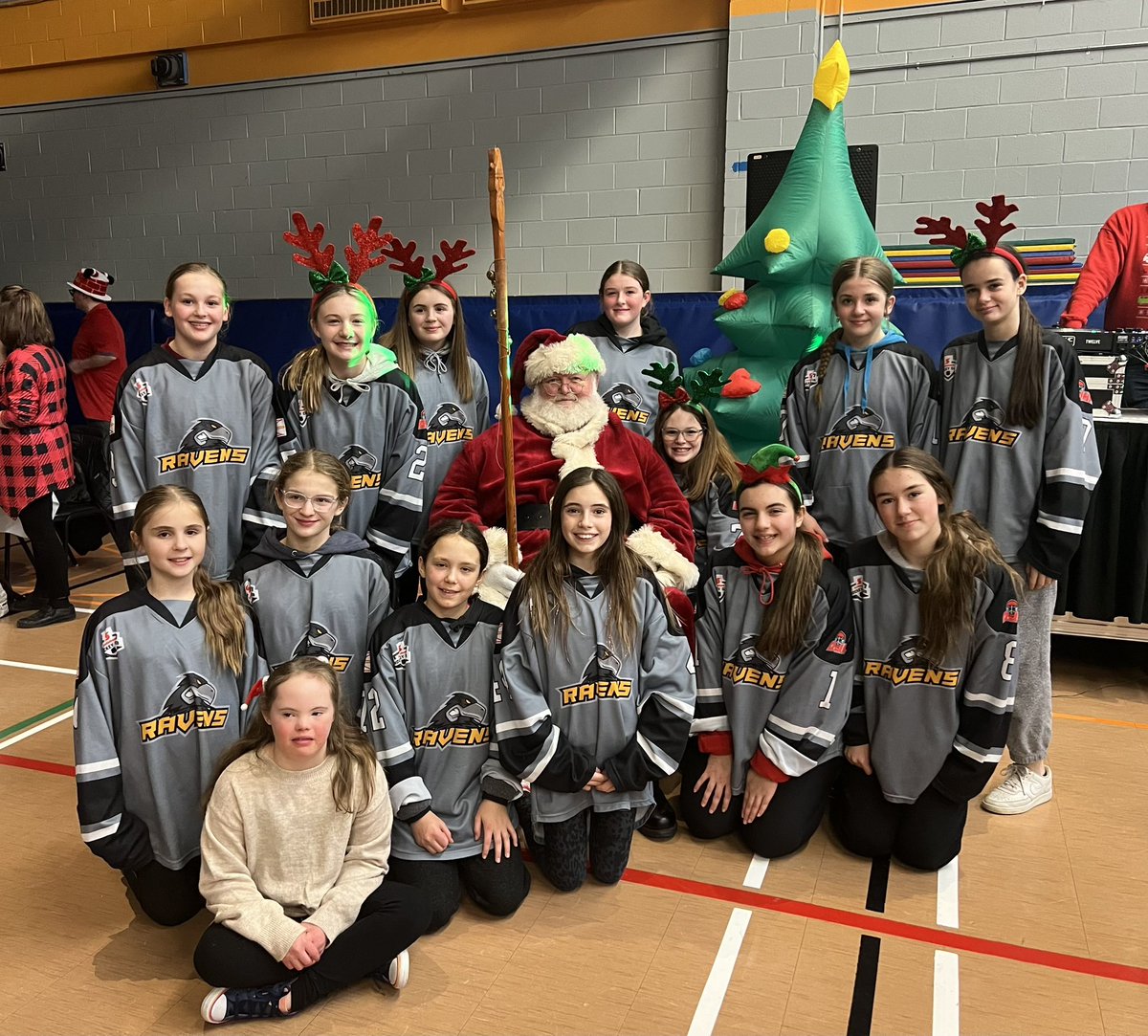 U13AARavens's tweet photo. Nothing but smiling faces all around as the @DJHLnews GU13 Ravens gave a little back this holiday season volunteering at the @SpecialONL Christmas Party.  Showing slick moves both on and off the ice!  #makingmemories #HolidayHelpers https://t.co/KSqTL5bhpB