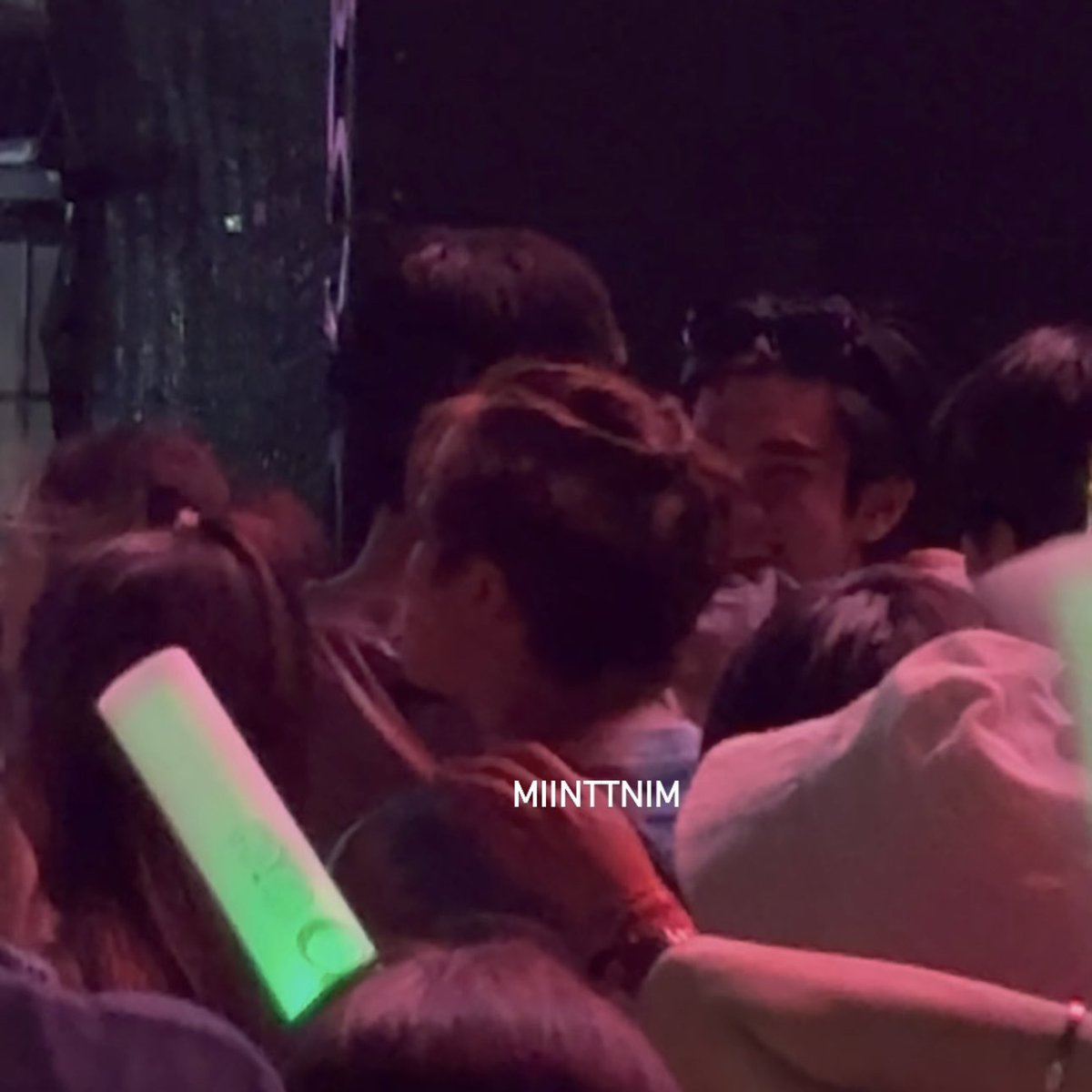 miinttnim's tweet photo. เจมกอดแบบเนียนๆมากกก แล้วจังหวะที่โฟ้ดหันมาเหมือนเอาคางเกยไหล่เจมเลย ทุกอย่างมันดูธรรมชาติไปหมดเลย ได้ฟังศิลปินคนโปรดร้องเพลงด้วยกันกับเธอคนโปรด มันดีที่สุดเลยเว้ยแก😭😭😭😭💖

#GeminiFourth
#เจมีไนน์โฟร์ท https://t.co/XVHR9eUgTv
