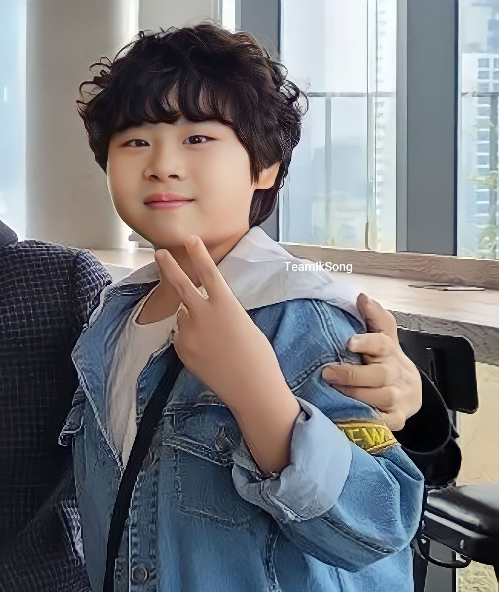 TeamIkSong's tweet photo. time goes by really fast 
he is growing up too fast
#leeuju #kimjun https://t.co/GGOxnbx7yD