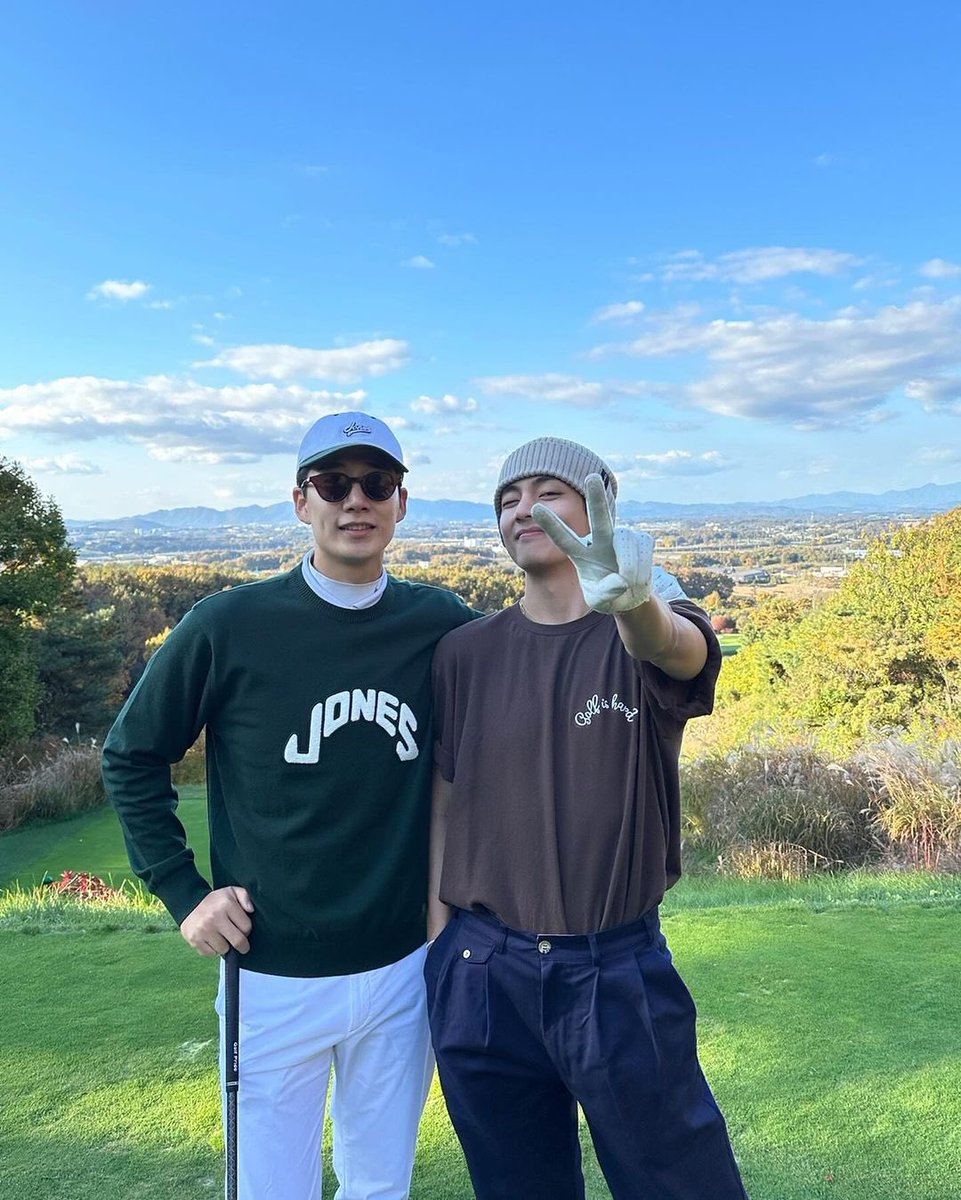 taeguide's tweet photo. [INFO] Pro Golfer ByungSeok shared pictures with Taehyung https://t.co/tMxuZC6kgz