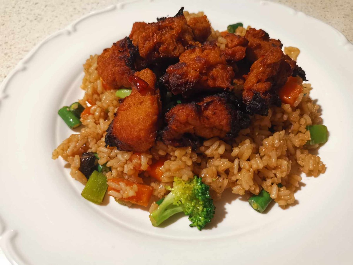 TanyaDavis95's tweet photo. Spicy Lemon Chick'n 🌱 on fried rice.

Best way to cook the Lamyong spicy lemon Chick'n is in air fryer, doesn't burn but caramelises it 😍

Whipped up some fried rice using veges had in fridge

#vegan #cooking #plantbased #comfortfood #healthyeating #veganfood #veganfoodie https://t.co/aTR59uSYVz