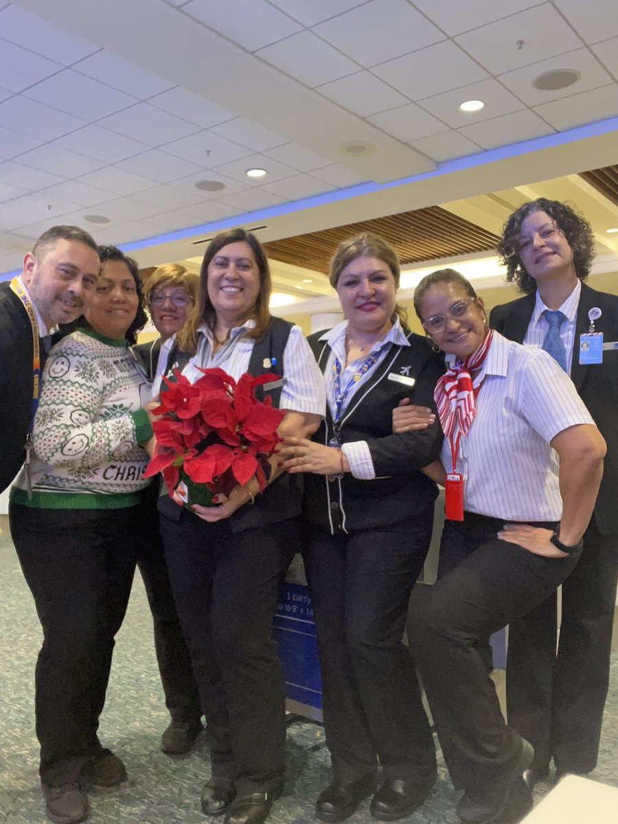 United MCO CSR in the Holidays spirit loving this time of the year connecting the world for the Holidays 🎊🌎🌏🌍 ✈️ 🎉. #weareunited #united #orlandointernationalairport @SteveTanzella @med70258466