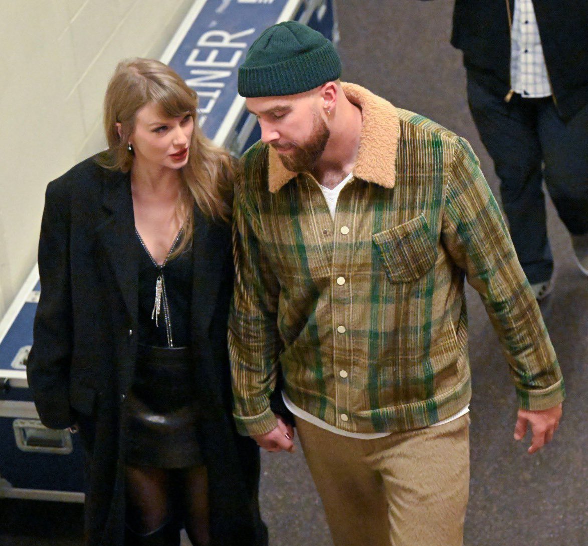 swifferupdates's tweet photo. 📸| Taylor and Travis leaving the game tonight! https://t.co/POe3ZFGBPL