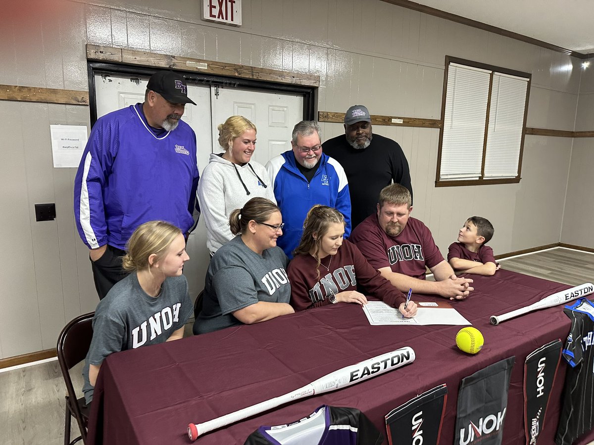 05Ballhawks's tweet photo. What a great day for our #64 @DestinyWarren64 
Friends, family, and fellowship for her signing! Congratulations! 
#WeFlyTogether #UNOHRacers #EastHickman 
💜🥎💙 https://t.co/hdYCSrxy35
