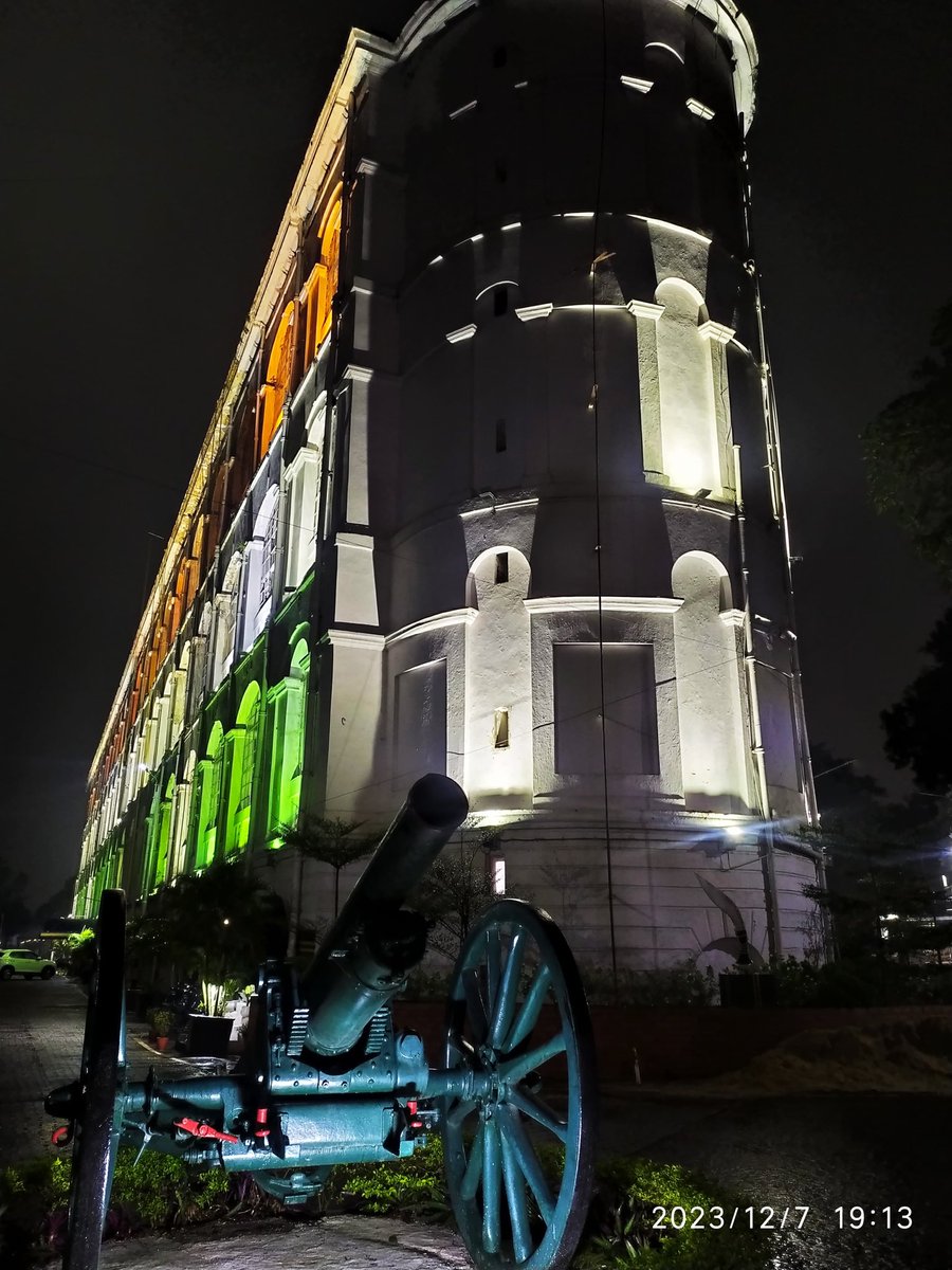 This picture is of #FortWilliam #Kolkata .
It is the Headquarters of #EasternCommand.

It is approximately 250 years old and still looks so majestic because it is maintained by #IndianArmy.

Jai Hind 🇮🇳

PC- A friend