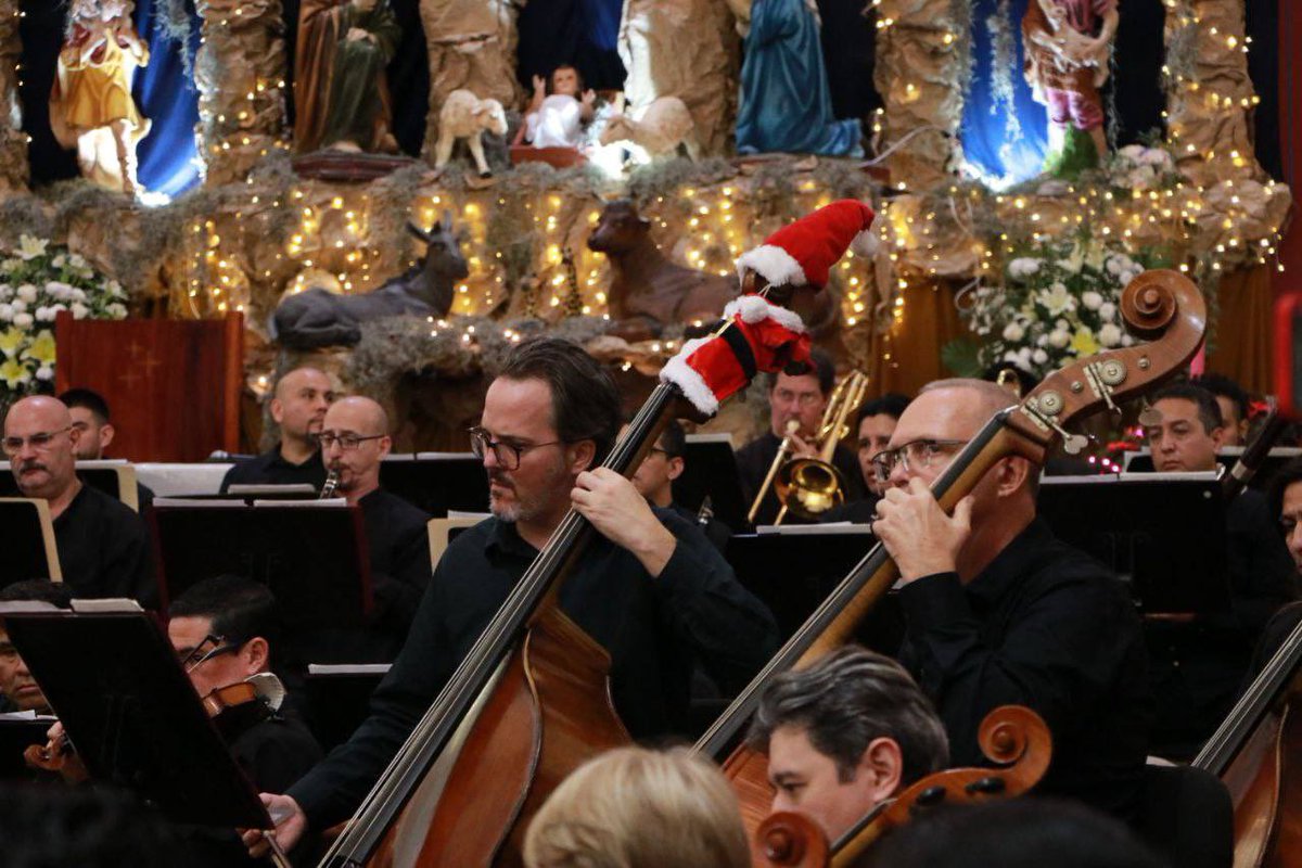 Así se vivió esta noche el concierto "Navidad Sinfónica” en la Iglesia San Antonio de Padua de #Ticul, presentado por la <a href="/SinfonicaYuc/">Orquesta Sinfónica de Yucatán</a>, donde cientos de familias yucatecas tuvieron la oportunidad de disfrutar de este evento gratuito. Seguimos trabajando en equipo para acercar la