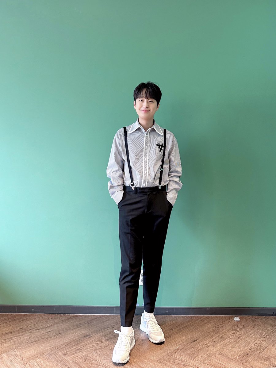 ChanWonOfficial's tweet photo. 📸 찬또그래퍼 📸

오늘도 열일하는 미모로
<톡파원 25시>에 나타난 찬원!🌟

월요일을 행복하게 만들어줄
깜찍한 멜빵또를 만나러🥰

모두 오후 8시 50분
JTBC로 찾아와주세요😆

#이찬원 #LeeChanWon 
#톡파원25시 
#티엔엔터테인먼트 https://t.co/QACyR1p1m1