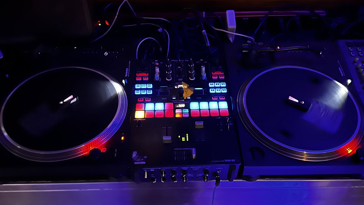 Someone just came up to the booth and introduced themselves and as a festival DJ and said "I've never seen this controller before"  

The set up 👇🏼