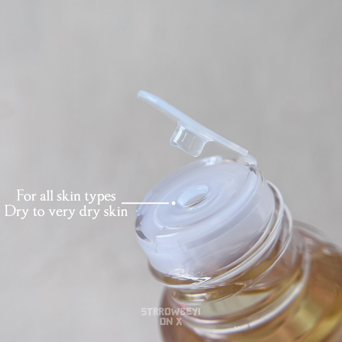 strrowbeyi's tweet photo. Kalo kalian ngerasa body lotion kurang ngehidrasi kulit kering kalian, cobain deh pake body oil (•ᴗ•,, )
Life saver buat kalian yang kulitnya super kering apalagi bagian kaya tumit, siku, tangan, dll✨
#ReviewByStrrowbeyi https://t.co/OZzRfv3wtO