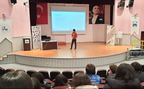 Üniversitemizde ( <a href="/universitemDEU/">Dokuz Eylül Üniversitesi</a> )  İnegöl <a href="/bahcesehir_k12/">Bahçeşehir Koleji</a> Koleji öğrencilerine <a href="/deumuhendislik/">Dokuz Eylül Üniversitesi Mühendislik Fakültesi</a>  Bilgisayar Mühendisliği Bölümümüzü tanıttık. Tüm öğrencilere YKS'de başarılar dileriz. #izmir #dokuzeylülüniversitesi #bilgisayarmühendisliği #bahçeşehirkoleji