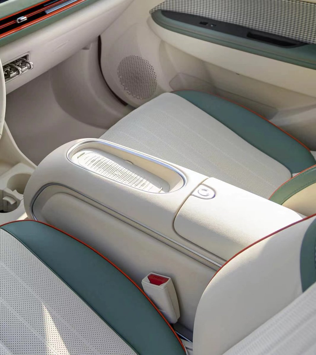 Ora good cat is an entry-level electric car designed specifically for female drivers. It features a cute and rounded exterior, and above the steering wheel is a built-in "makeup mirror". As a car for $1,600 , it is considered an optimal choice for daily commuting. #ora