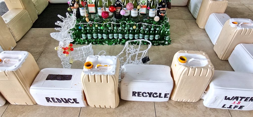 Happy holidays! Loving the #recycled Christmas tree at LAVA Hotel Samoa. A clever way to promote the spirit of #Christmas and encourage us to produce less Xmas waste! Remember to #refuse #reduce #reuse #recycle ♻️🌲this holiday season!