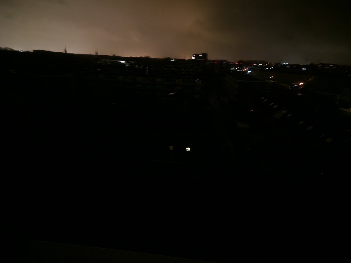 kittyber's tweet photo. Weet iemand iets over een #stroomstoring in #Breukelen?  Alles t/m de A2 is uit...behalve de rijnaken; die hebben licht 😟 https://t.co/my7OsAsCcd