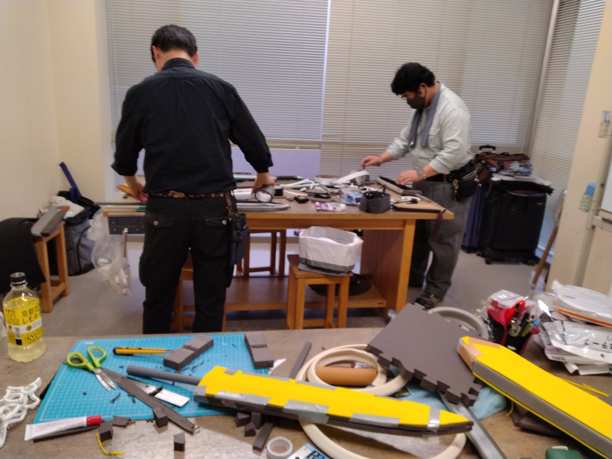 ishikawa_sumi's tweet photo. #LARP武具工作会　#Liglocus
#ライファン
LARP武具工作を受講してきました。
ショートソードを作るつもりがいつの間にかブロードソードになってしまった…😓
でも、初めて作ったにしては様になってない？
ライファン世界のルーン文字【風】も入れてみたよ(ビニールテープでw😅) https://t.co/B32nN2ZnqI