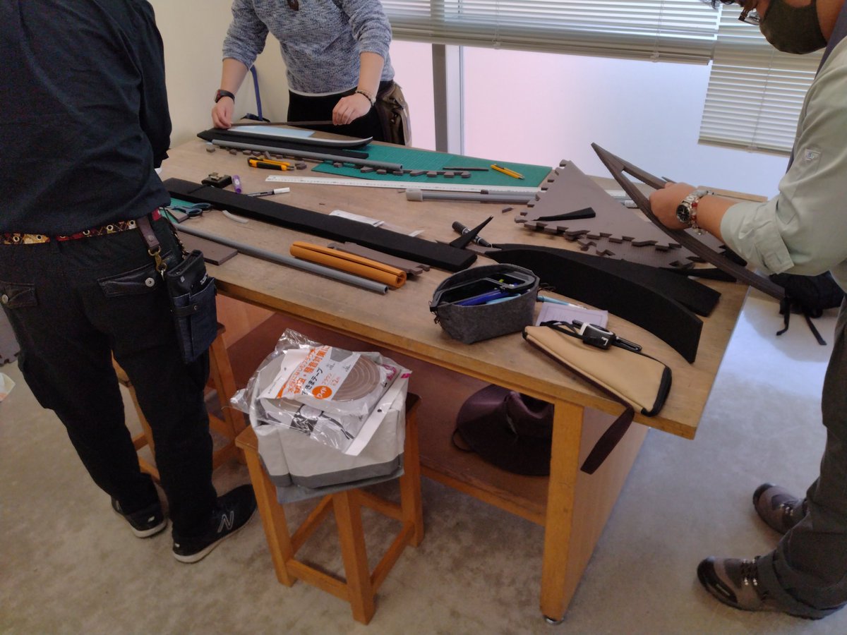 ishikawa_sumi's tweet photo. #LARP武具工作会　#Liglocus
#ライファン
LARP武具工作を受講してきました。
ショートソードを作るつもりがいつの間にかブロードソードになってしまった…😓
でも、初めて作ったにしては様になってない？
ライファン世界のルーン文字【風】も入れてみたよ(ビニールテープでw😅) https://t.co/B32nN2ZnqI
