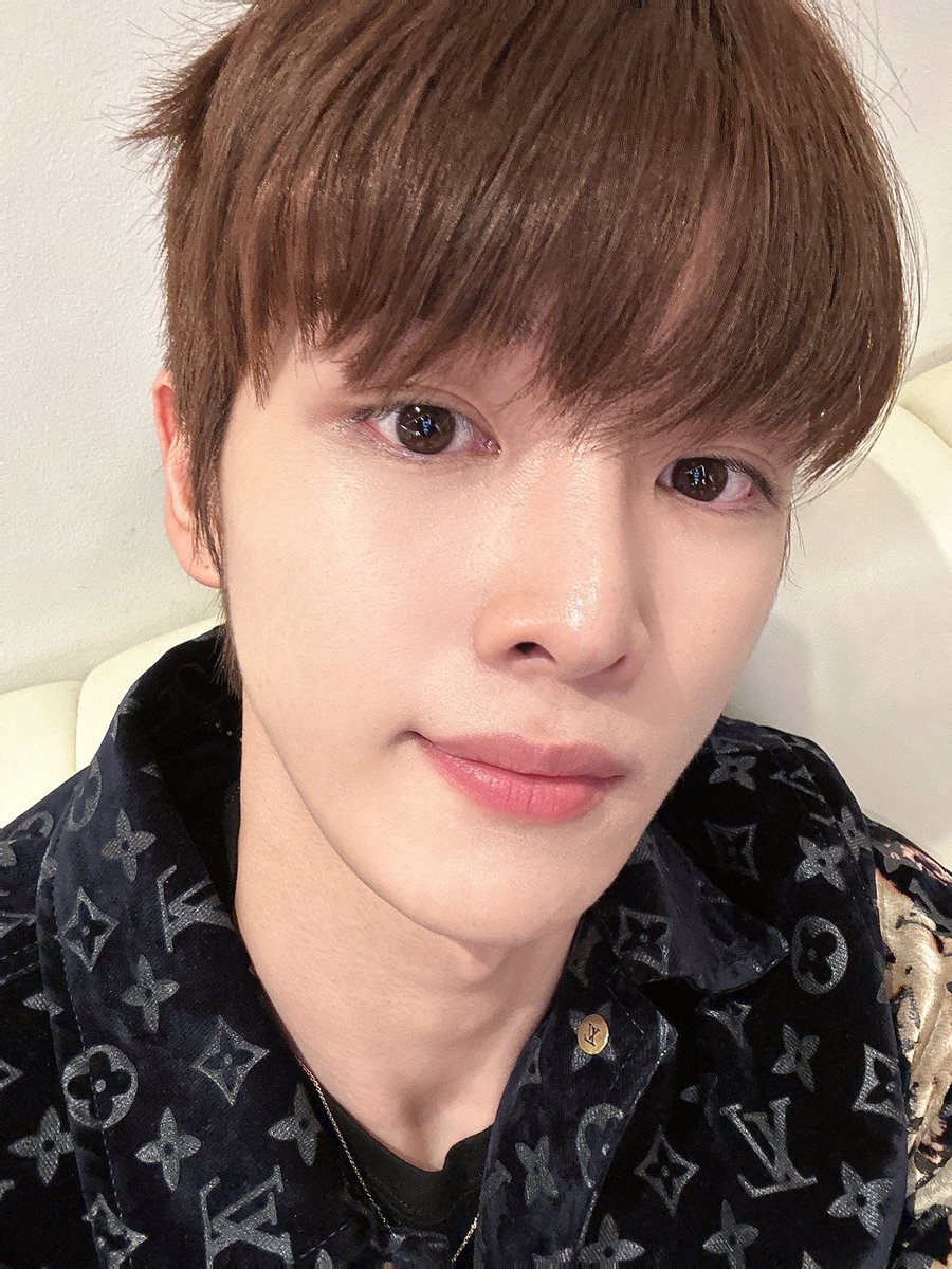 clover__913's tweet photo. 머리 삐죽 나온 루이비통 성찬이 너무 귀여워요... https://t.co/sp1b8ltDkQ